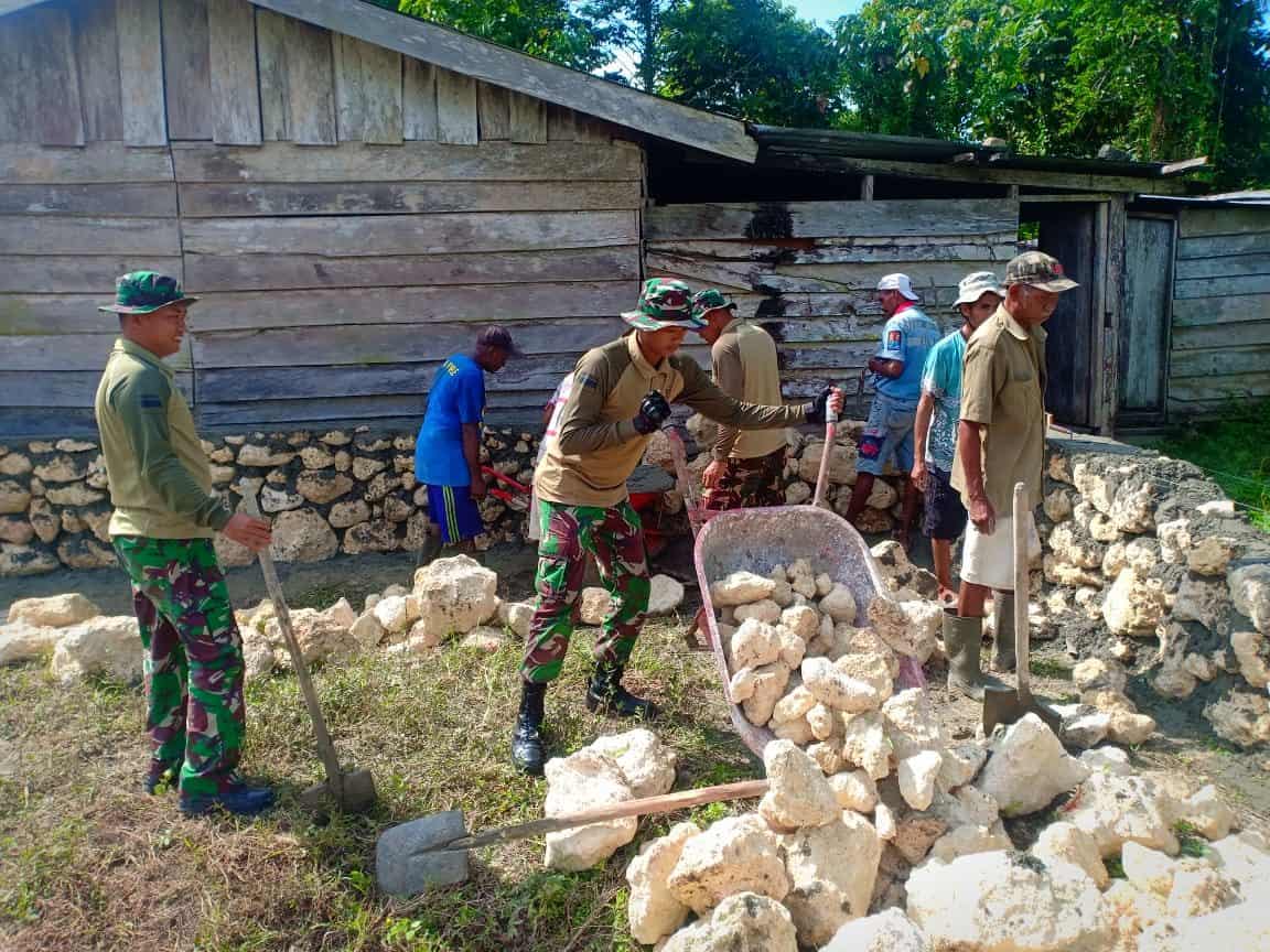 Renovasi RTLH, Satgas Pamtas Yonif R 300 Bantu Bangun Rumah Warga Naramben