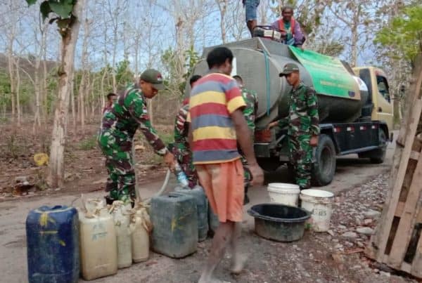 Satgas Yonif 132 Bagikan Air Gratis Masyarakat Perbatasan RI-RDTL Satgas Yonif 132 Bagikan Air Gratis Masyarakat Perbatasan RI-RDTL