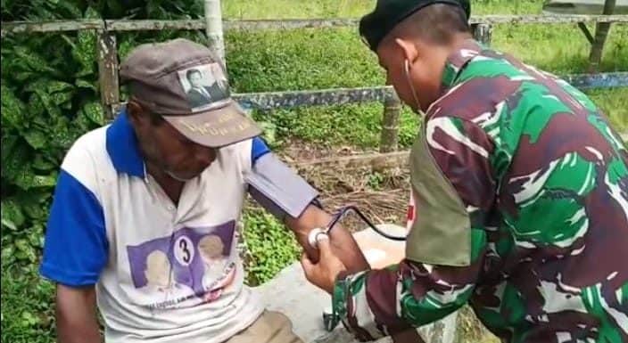 Dimana Saja dan Kapan Saja, Satgas Yonif R 300 Siap Layani Kesehatan Warga Papua