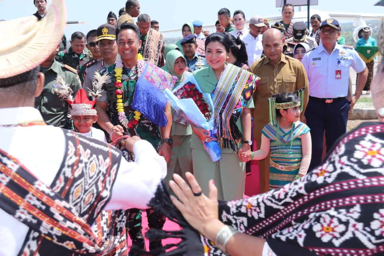 Tiba di El Tari, Jenderal TNI Andika Disambut Tarian Natoni