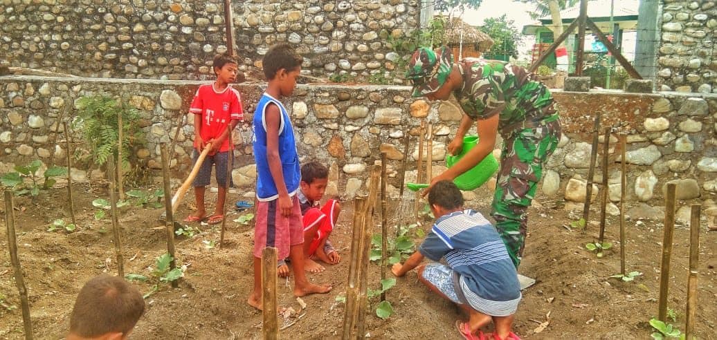 Ceria dan Menyenangkan, Satgas Yonif R 142 Kenalkan Alam dengan Berkebun