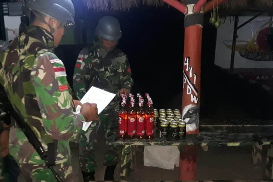 Puluhan Botol Miras Diamankan Satgas Yonif MR 411 di Jalan Trans Papua