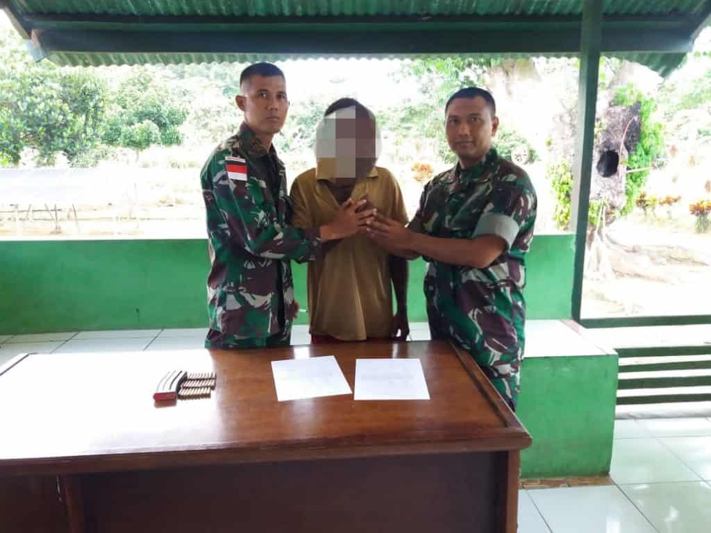 Sukarela, Warga Papua Serahkan Munisi Ke Satgas Pamtas Yonif 509