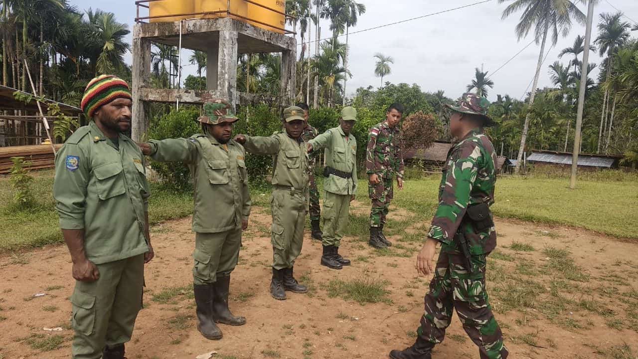 Latihan PBB Satgas Yonif 406, Bekali Disiplin dan Wasbang Linmas di Boven Digoel