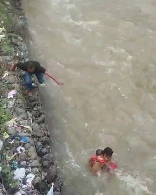 Sempat Diselamatkan Sertu Mardi, Bayi Yang Terseret Arus Sungai Meninggal Dunia