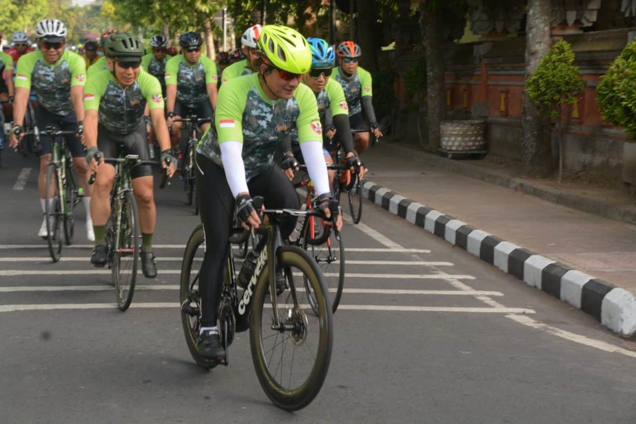 Peringati Hari Juang TNI AD, Wakasad Ikuti Gowes For Bali 72.7 Km