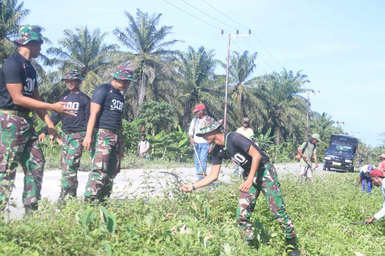 Manunggal, Warga Distrik Mannem dan Satgas Yonif 300 Antusias Gotong Royong