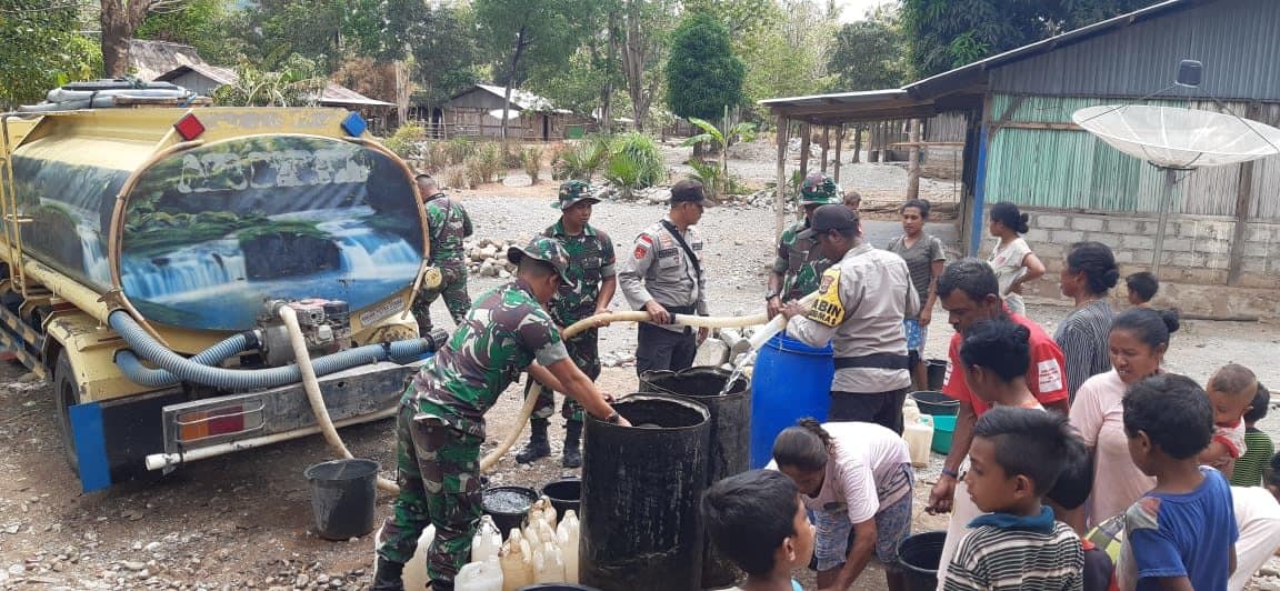 Bantuan Air Bersih Satgas Yonif R 142, Atasi Kesulitan Warga Perbatasan RI-RDTL