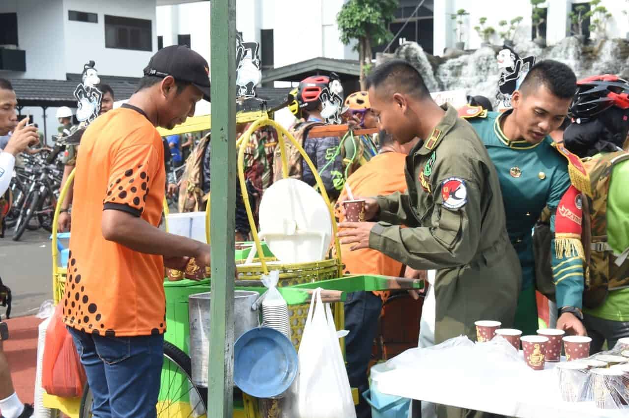 Gowes Bersama dan Gerobak Kaki Lima, Rajut Kekeluargaan di Hari Juang TNI AD 2019