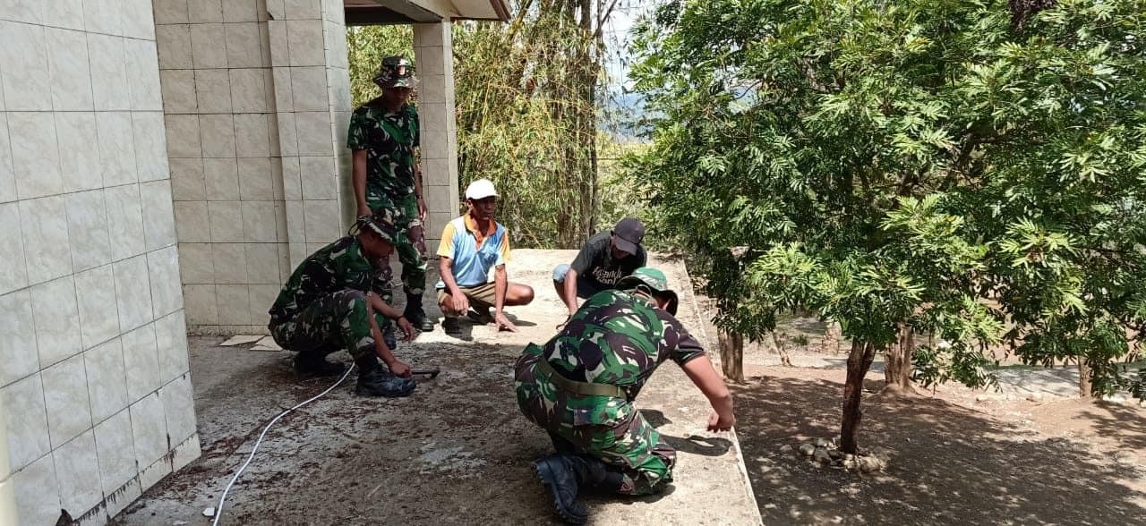 Bangun Kebersamaan, Satgas Yonif R 142 Gotong-Royong Bersihkan Sarana Ibadah