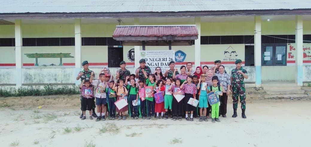 Peduli Pendidikan, Satgas Yonif 641 Bantu SD di Wiltas