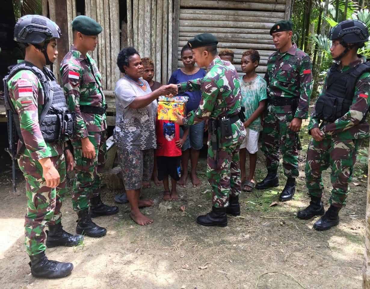 Hari Ibu di Perbatasan RI-PNG, Satgas Yonif R 300 Bagi Kasih Bersama Lansia