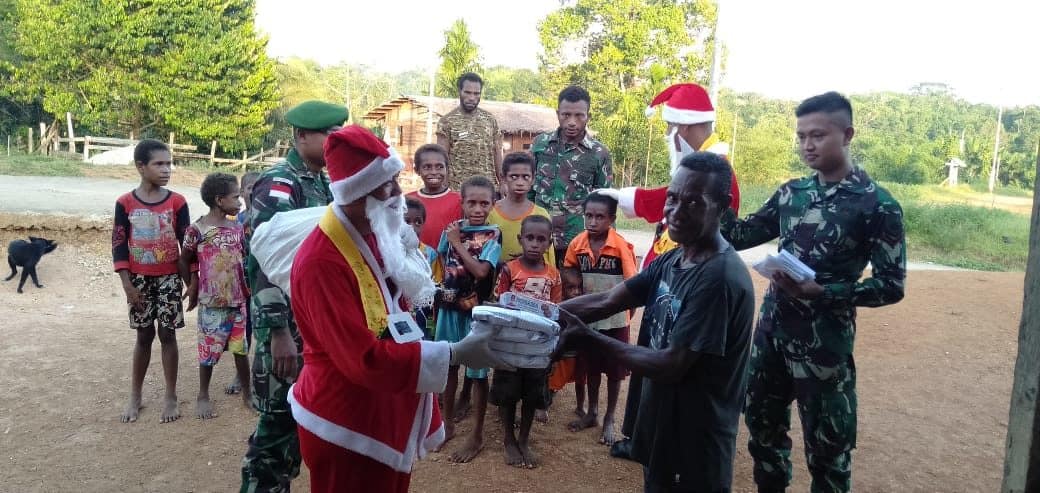 Bingkisan Natal, Satgas Yonif 406 Berbagi Kebahagiaan Bersama Warga Papua