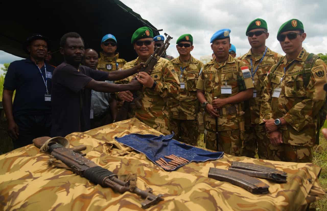 Hadiah Natal dan Tahun Baru Satgas TNI MONUSCO, Eks Kombatan Serahkan Senjata ke Asops Kasad