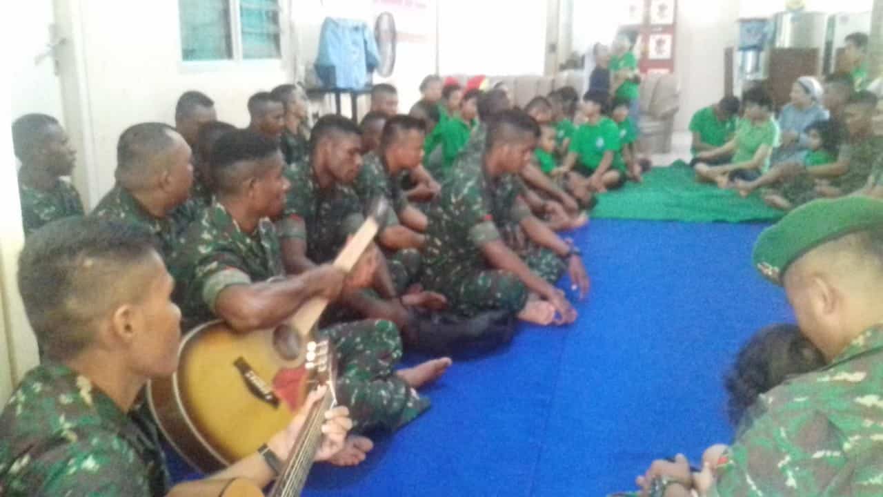 Peduli Kasih, Yonif 521 Berbagi Bahagia Natal Bersama Anak Berkebutuhan Khusus