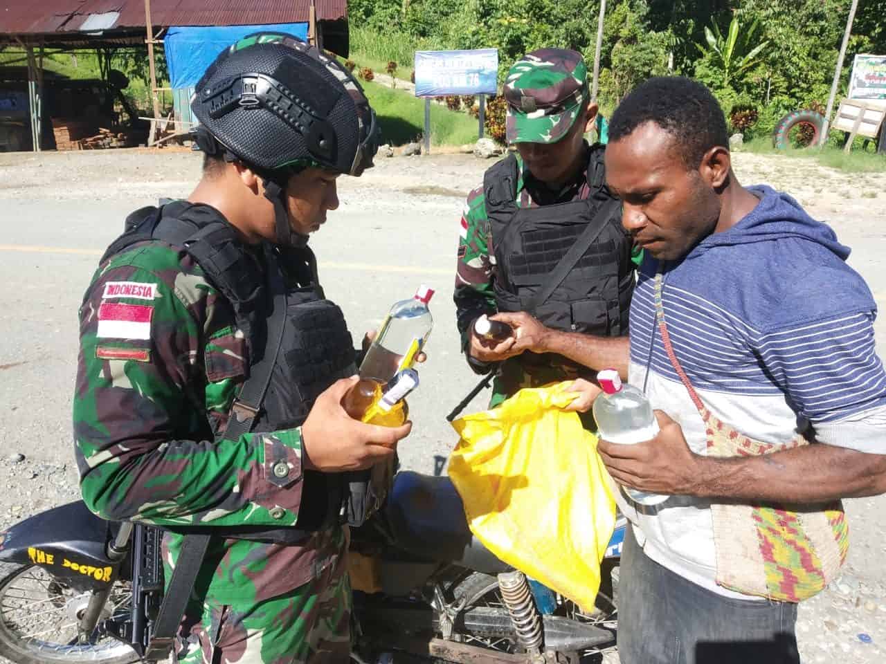 Wujudkan Natal Damai, Satgas Yonif 300 Ketatkan Pemeriksaan di Perbatasan RI-PNG