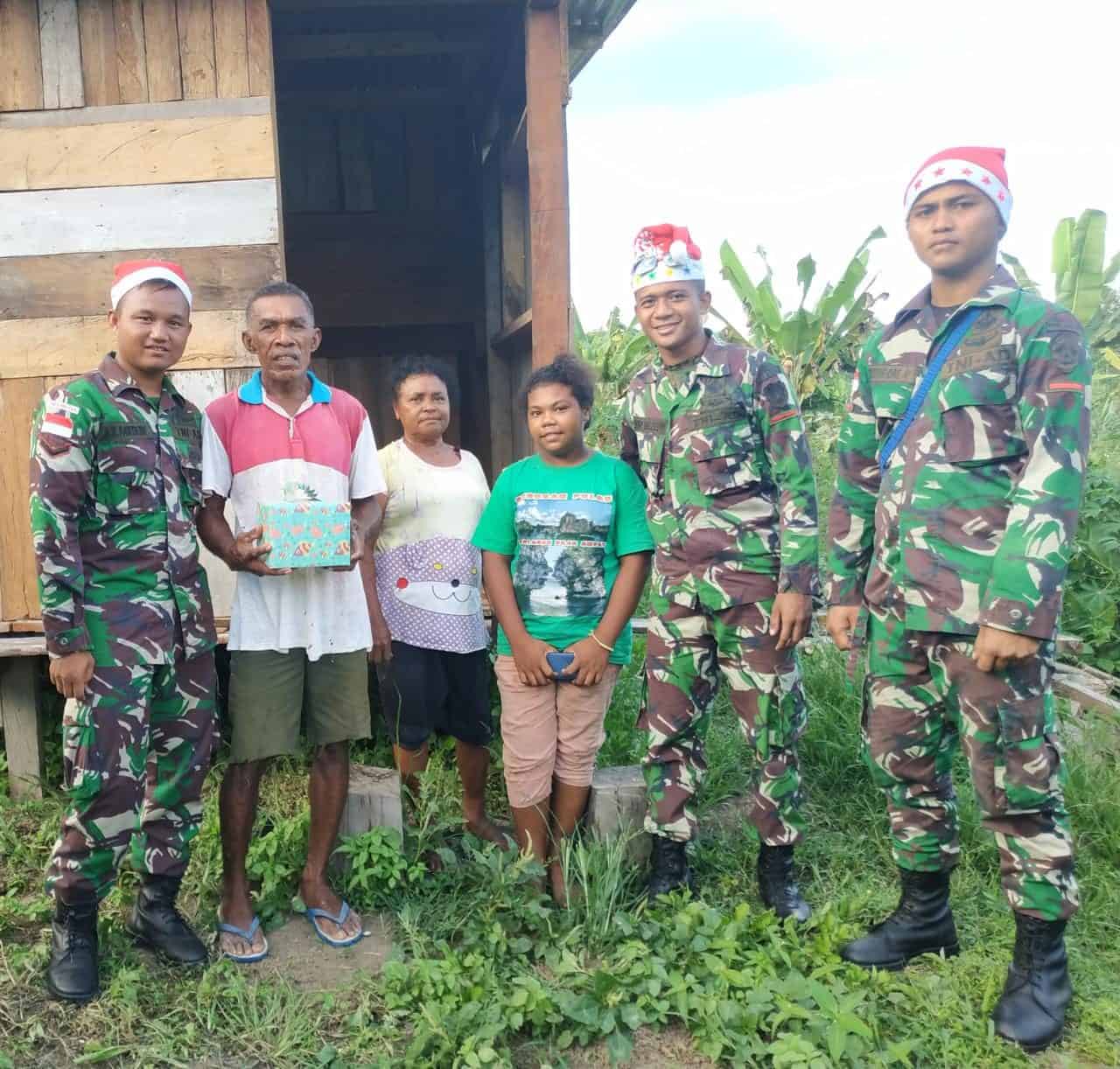 Meriahkan Natal, Satgas Pamtas Yonif R 300 Bagi Kado ke Rumah Warga