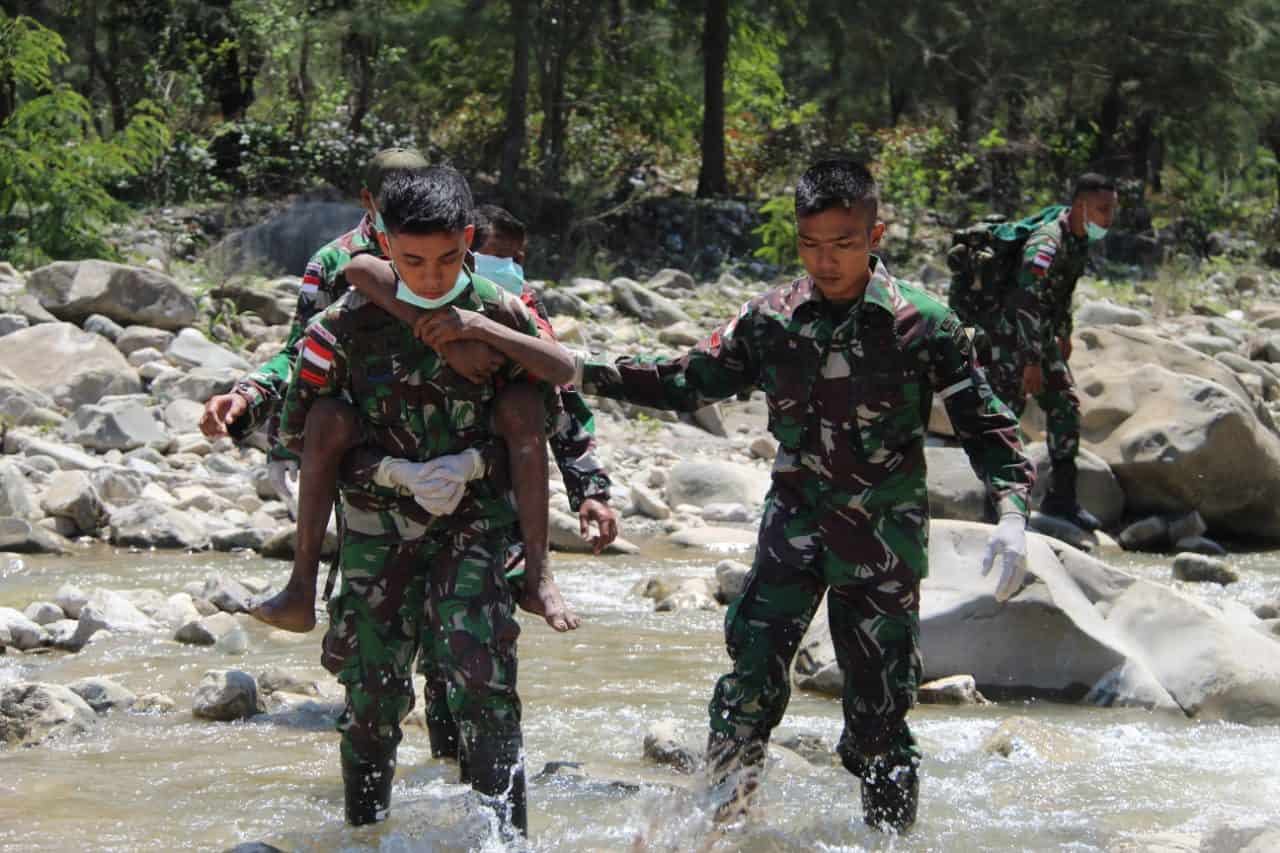 Tergolek Lemas di Gubuk Reot, Kakek Paulus Dievakuasi Satgas Yonif 132