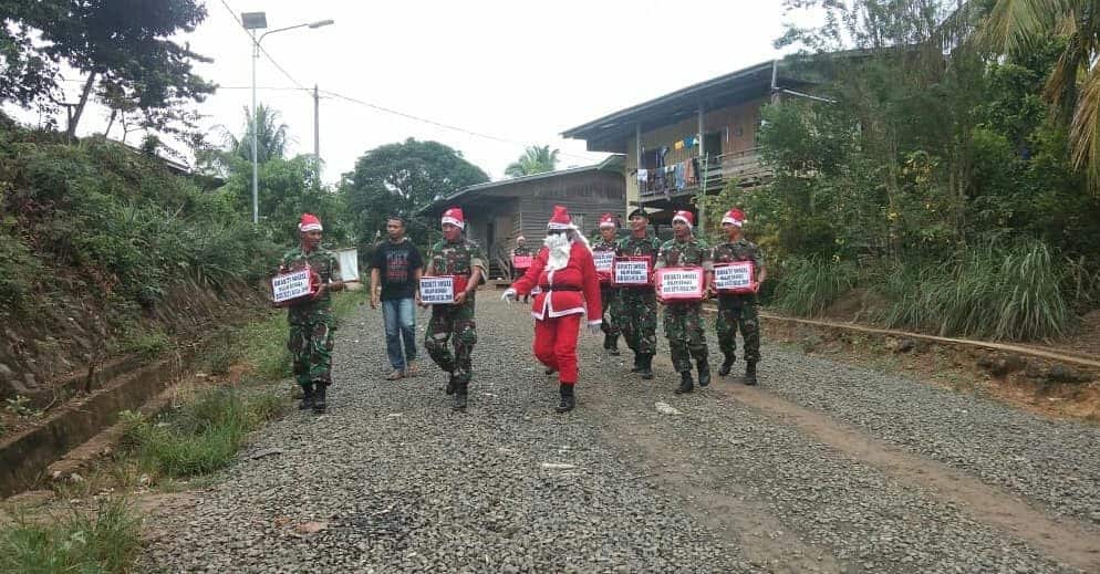 Keliling Kampung, Sinterklas Satgas Yonif R 600 Bagi Kado Natal