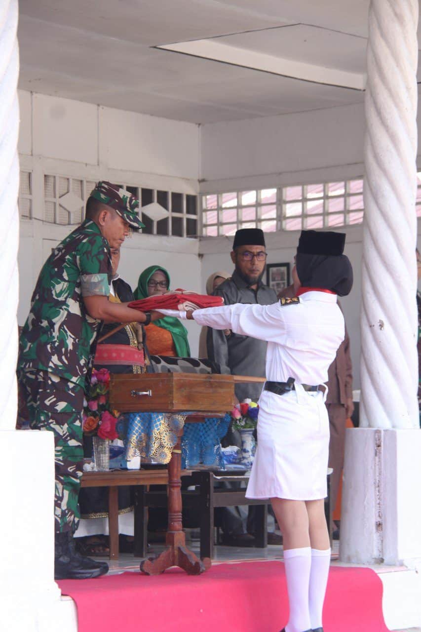 Tanamkan Semangat Patriotisme, Satgas Yonif RK 136 dan Warga Peringati Pengibaran Merah Putih di Leihitu