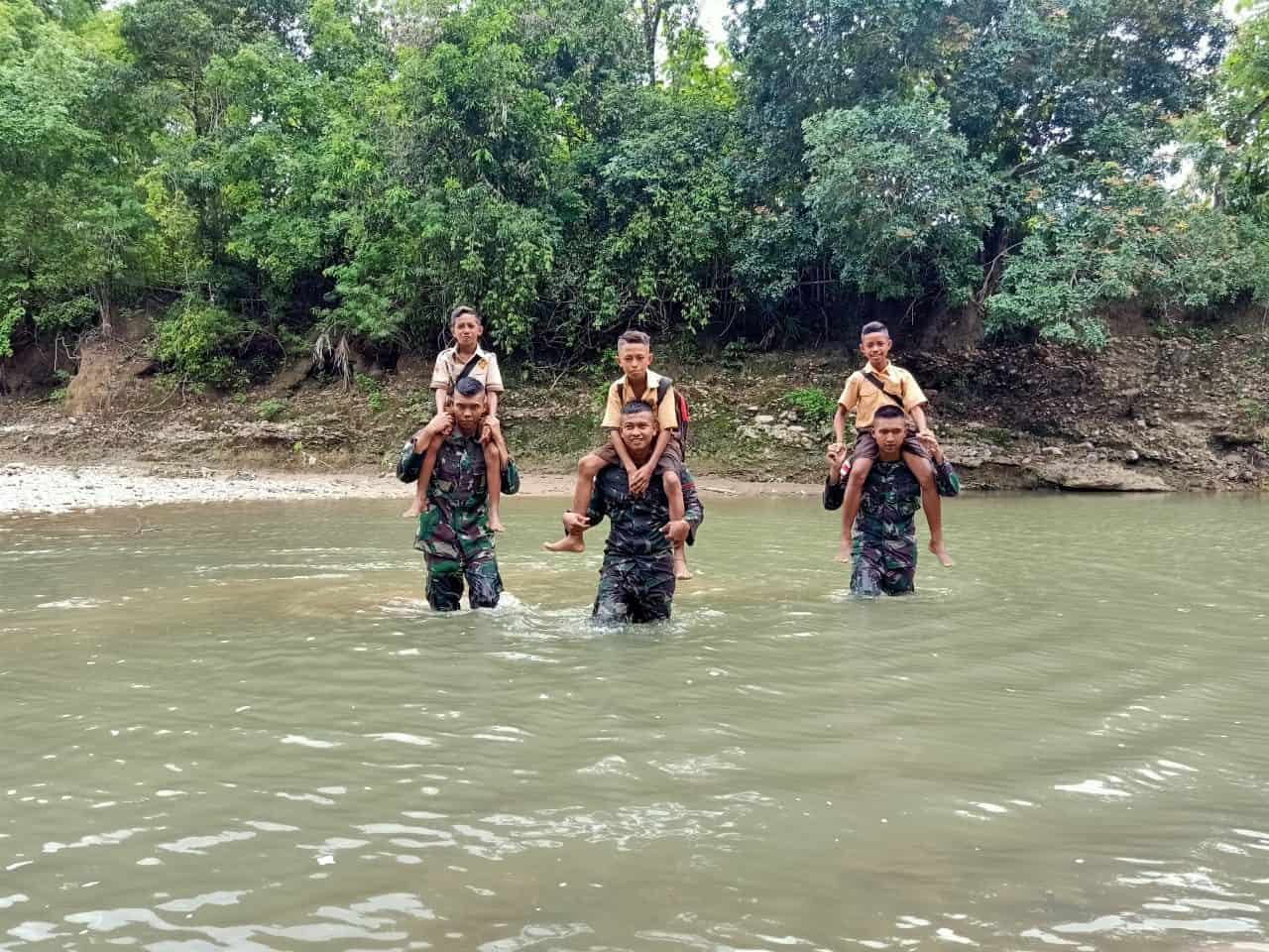 Satgas Pamtas Yonif R 142 Bantu Siswa Seberangi Sungai Berarus Deras