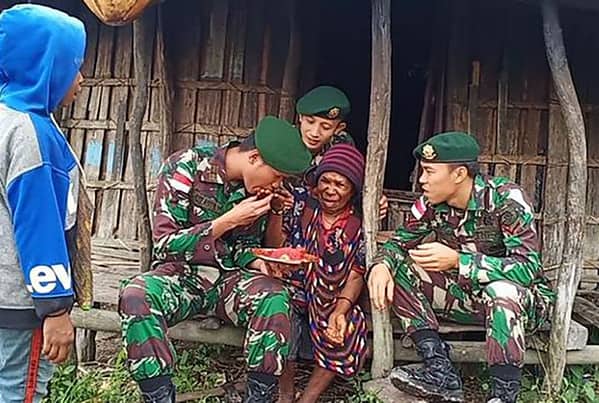 Mama Agustina : Terima Kasih Bapak TNI, Telah Membantu dan Perhatian Kepada Mama 16.7a