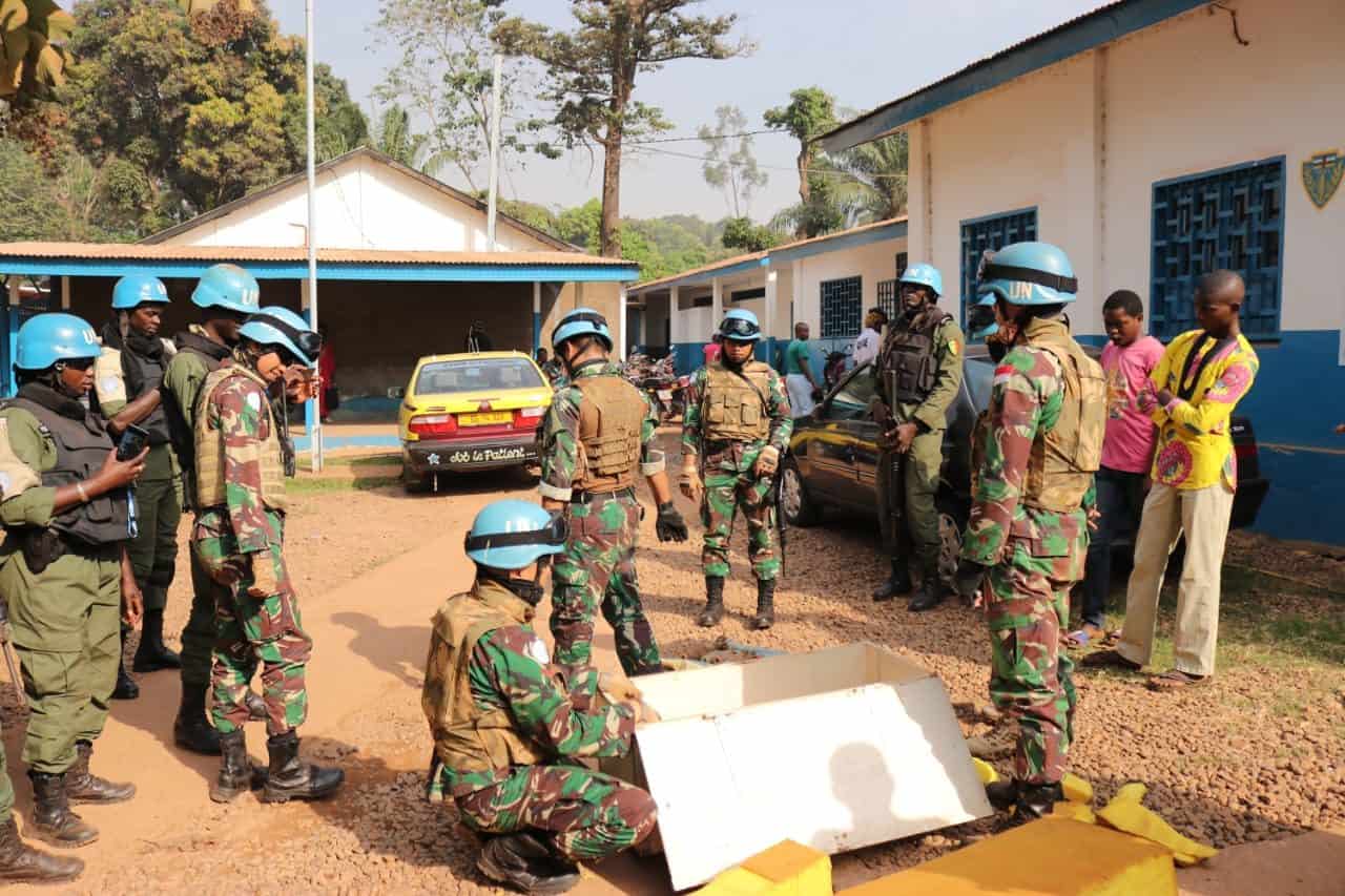 Simpati, Warga Afrika Tengah Serahkan Mortir dan Munisi Ke Kizi TNI Konga XXXVII-F