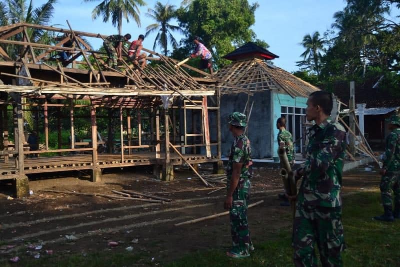 Tidak Layak Huni, Rumah Ustadz Ropadin (50) Dibedah Yonarmed 13/Kostrad