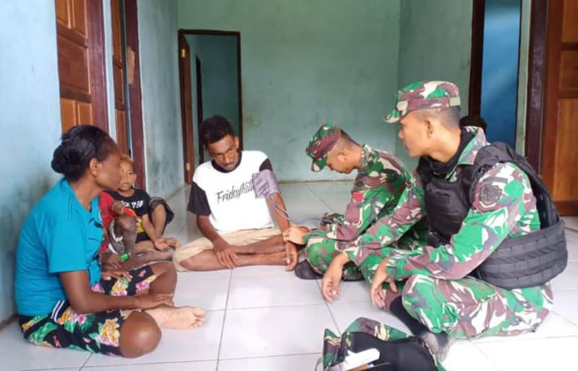 Layani Kesehatan Warga Papua, Satgas Yonif Raider 300 Datangi Rumah