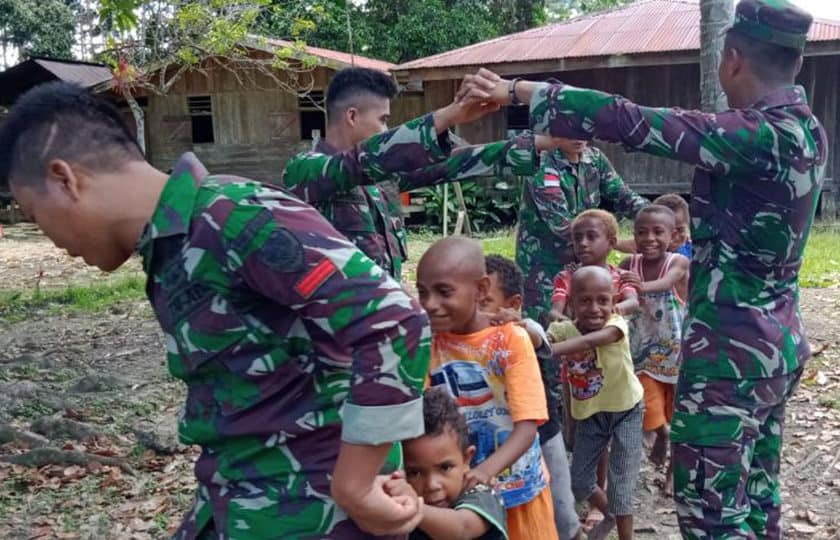 Matangkan Jiwa Sosial Anak Papua, Satgas Yonif 300 Kembangkan Permainan Edukatif