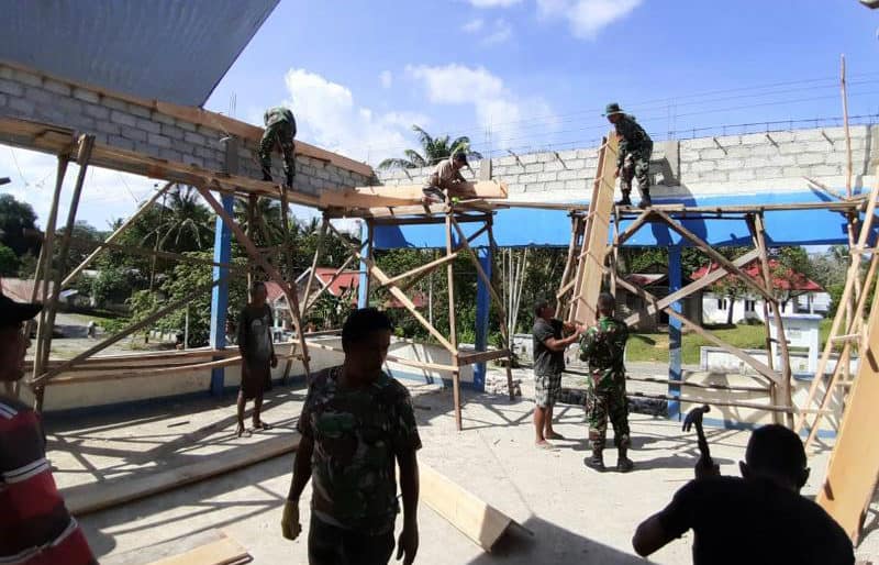 Wadahi Musyawarah Warga, Satgas Yonif RK 136 Gotong Royong Bangun Balai Dusun