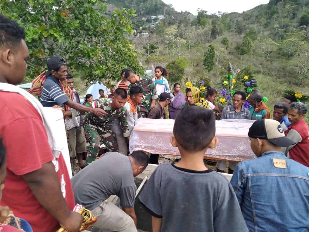 Peduli Keluarga Pejuang, Satgas Yonif 142 Bantu Pemakaman di Belu