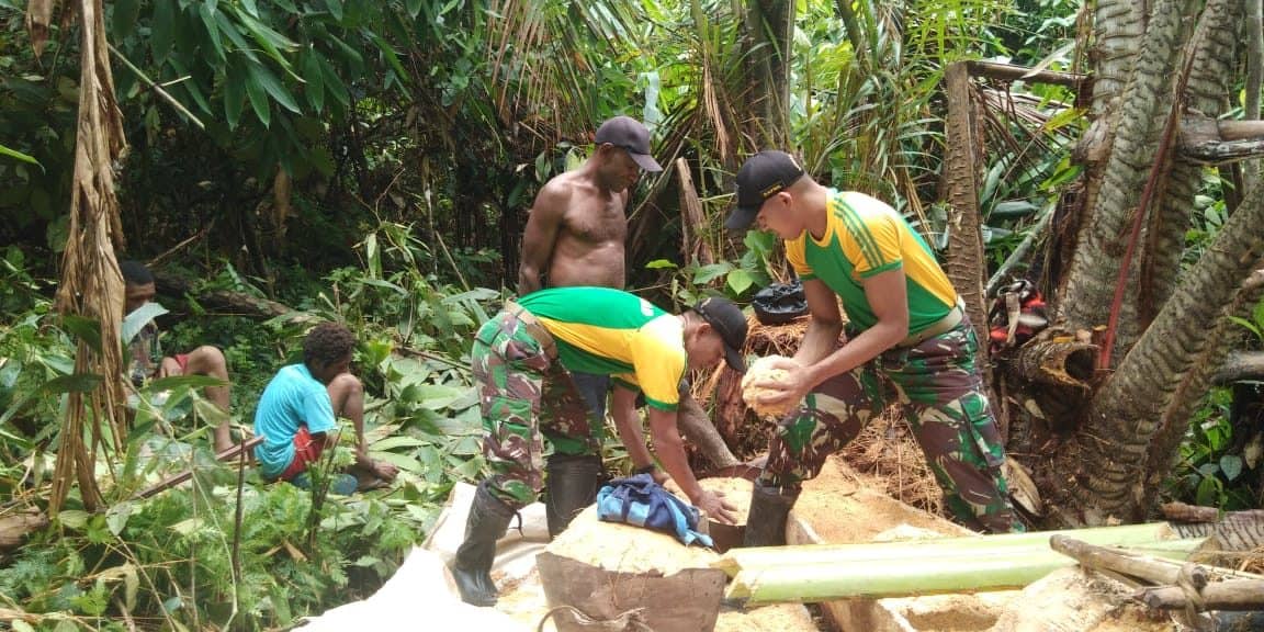 Pendampingan Olah Sagu, Satgas Yonif 509 Tingkatkan Ekonomi Warga Keerom