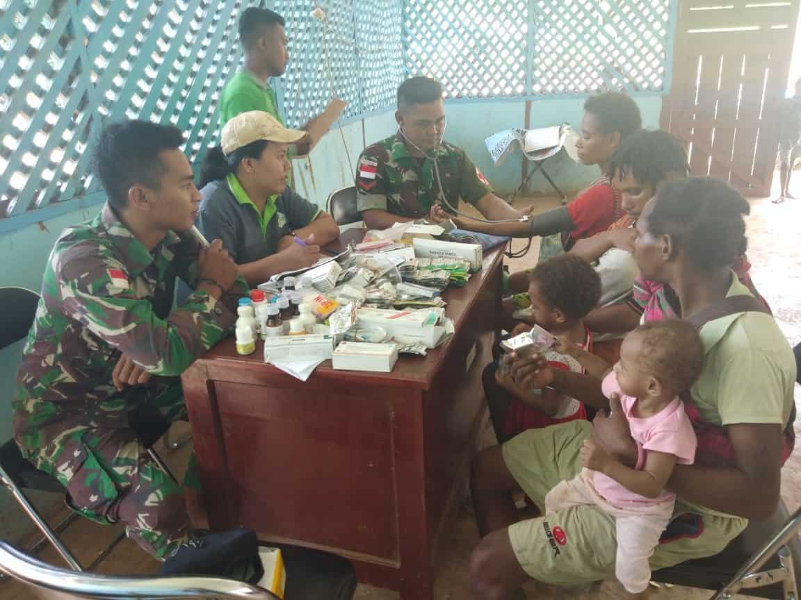 Layanan Kesehatan di Wilayah Terisolir, Satgas Yonif 406 Wujudkan Papua Sehat