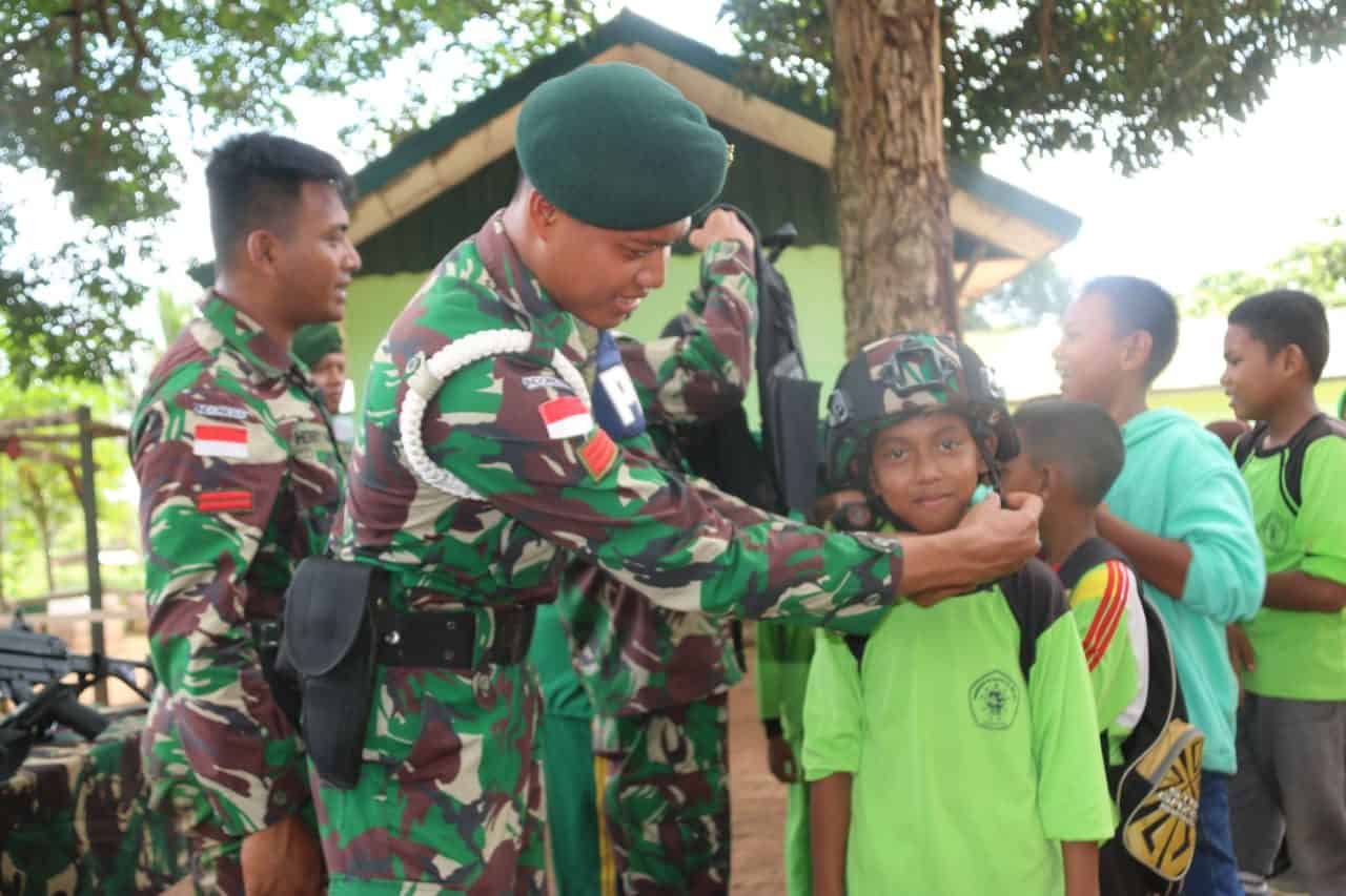 Belajar Bela Negara di Pos Satgas Yonif MR 4, Pelajar Kenali Ransum dan Senjata TNI