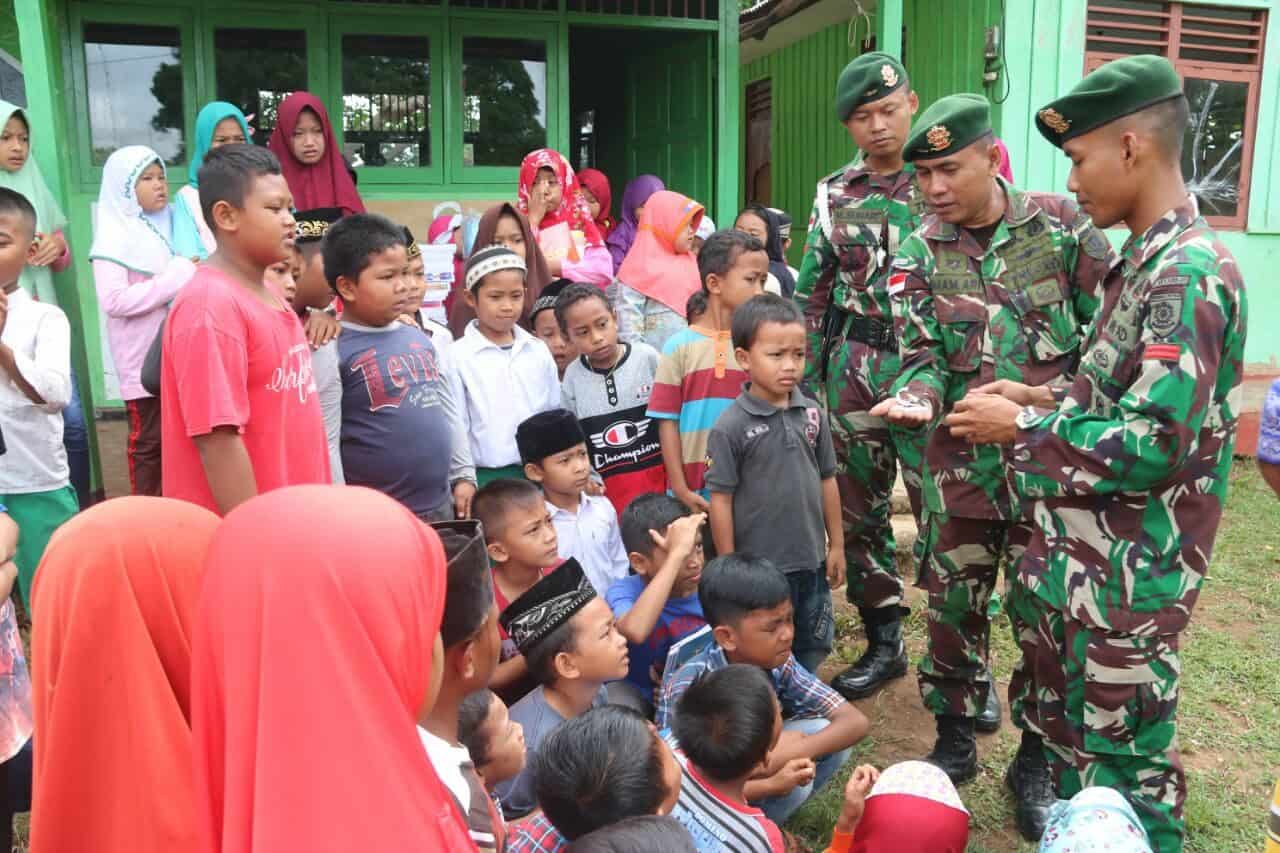 Keceriaan Siswa MI Al Ma’arif Sota Dapat Bantuan Buku Tulis Dari TNI