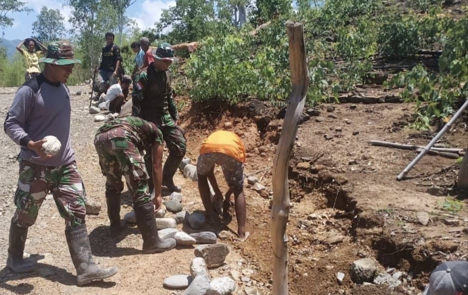 Musim Hujan, Satgas Yonif 132 Perbaiki Jalan di Perbatasan RI-RDTL