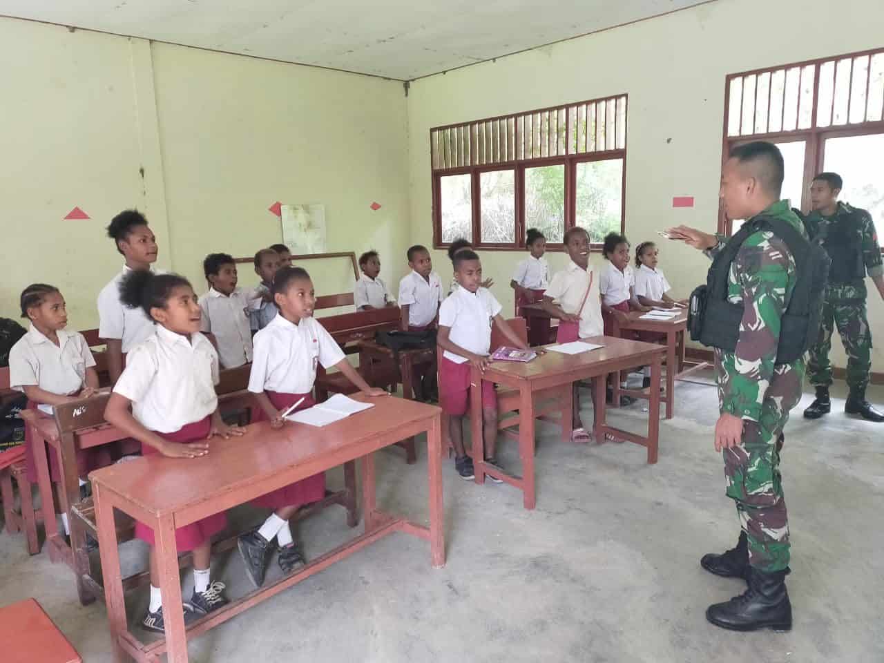 Peduli Pendidikan Anak, Satgas Yonif 713 Mengajar di Perbatasan RI-PNG