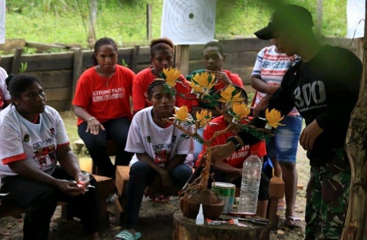 Kreatif, Satgas Yonif R 300 Olah Limbah Jadi Barang Berharga