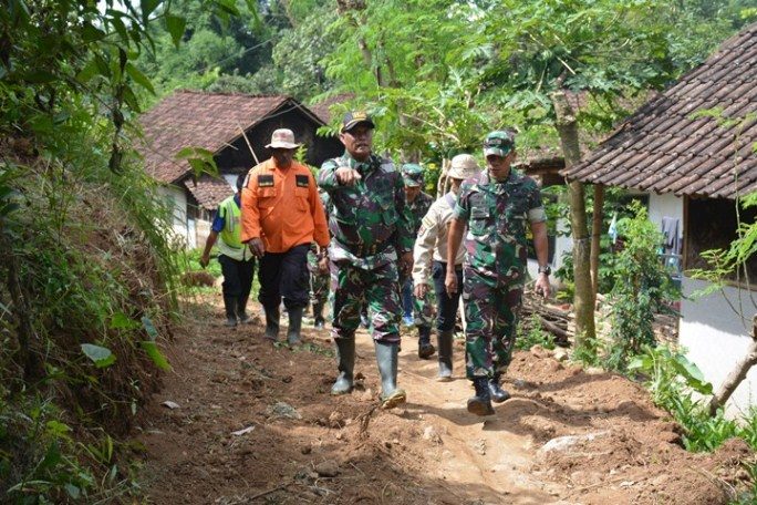 Sempat Terisolasi, Kodim Jember Bangun Kembali Jalan di Klungkung