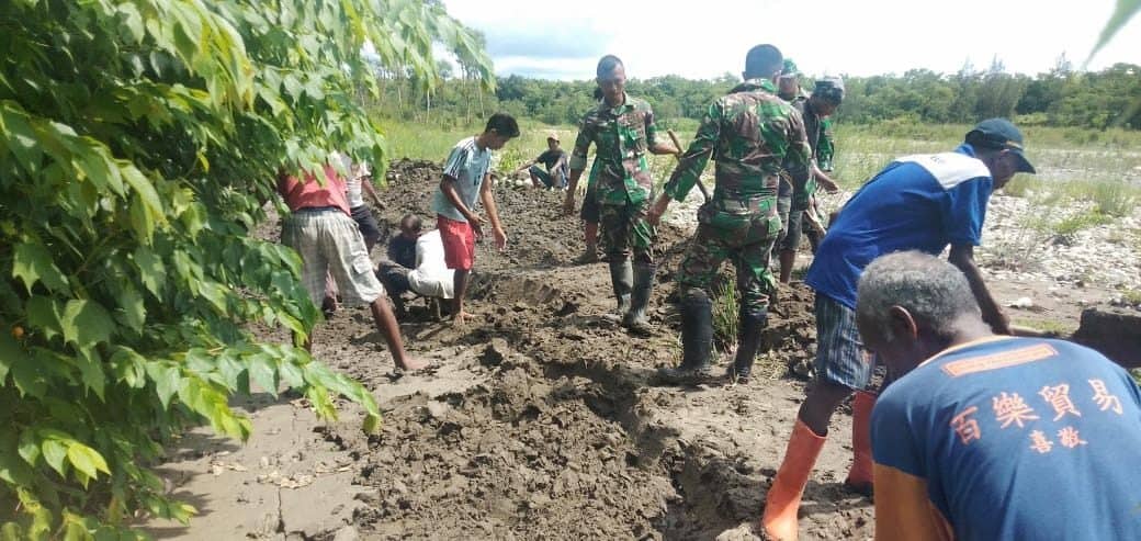 Satgas Yonif 142 Bantu Warga Atasi Kesulitan Air Bersih di Perbatasan RI-RDTL