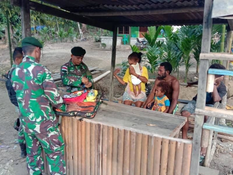 Pengobatan Keliling di Mannen, Satgas Yonif 300 Jamin Kesehatan Masyarakat Papua
