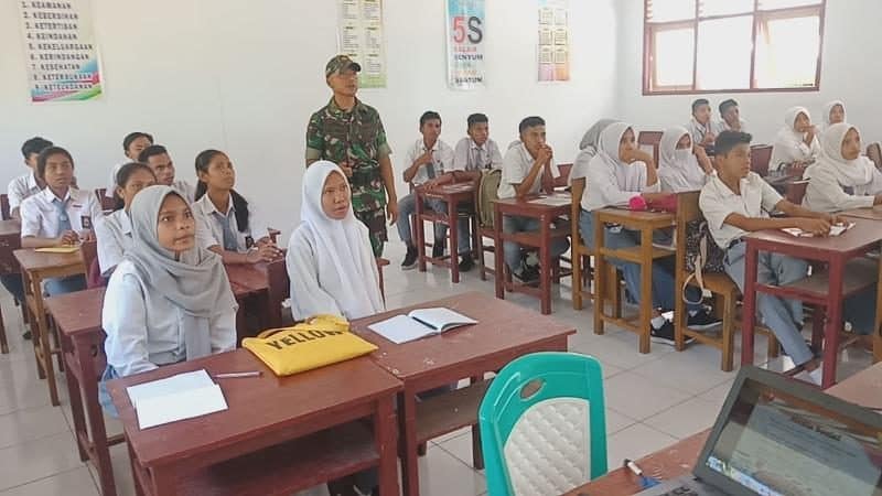 Mengajar di Pulau Haruku, Satgas Yonif 136 Bangkitkan Nasionalisme