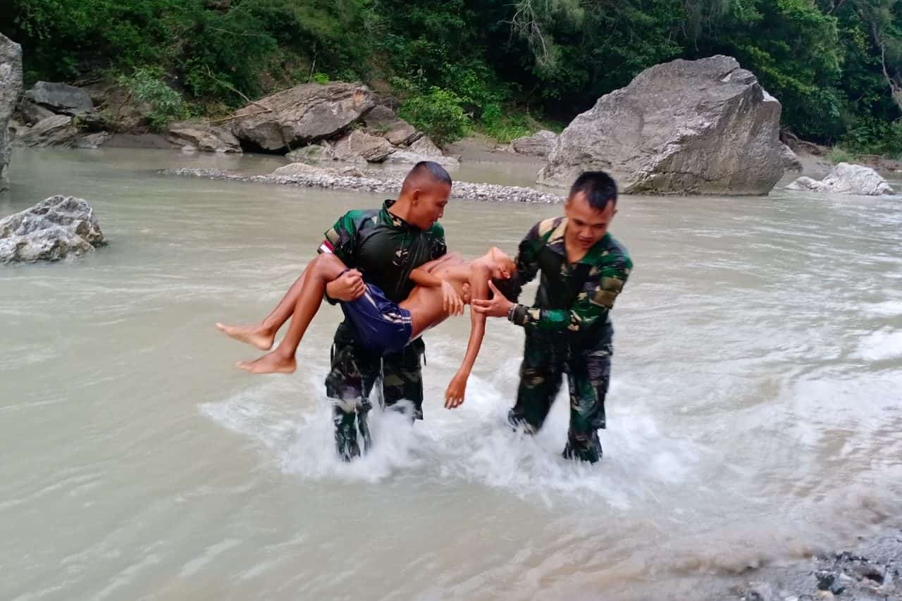 Terseret Arus Sungai, Yohanis Falo Diselamatkan Satgas Yonif 132
