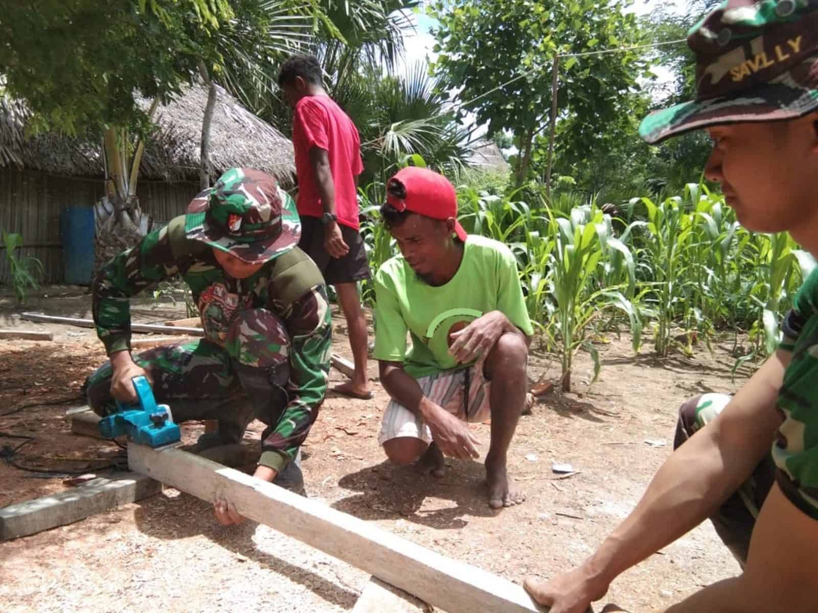 Buka Peluang Usaha, Satgas Pamtas Yonif 142 Gelar Pelatihan Olah Kayu