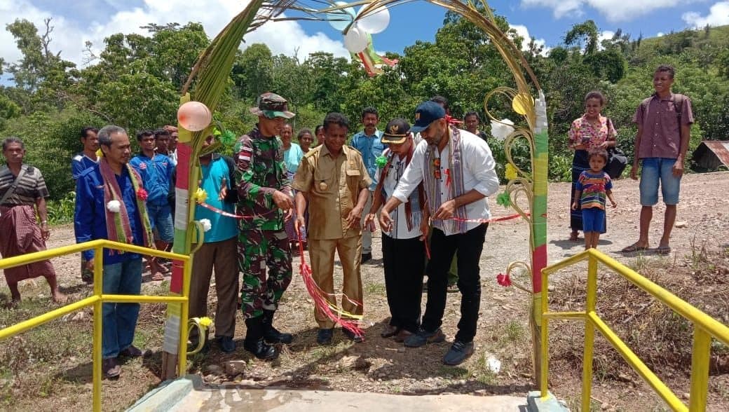 Satgas Yonif 142 Bantu Warga Atasi Kesulitan Air Bersih di Perbatasan RI-RDTL