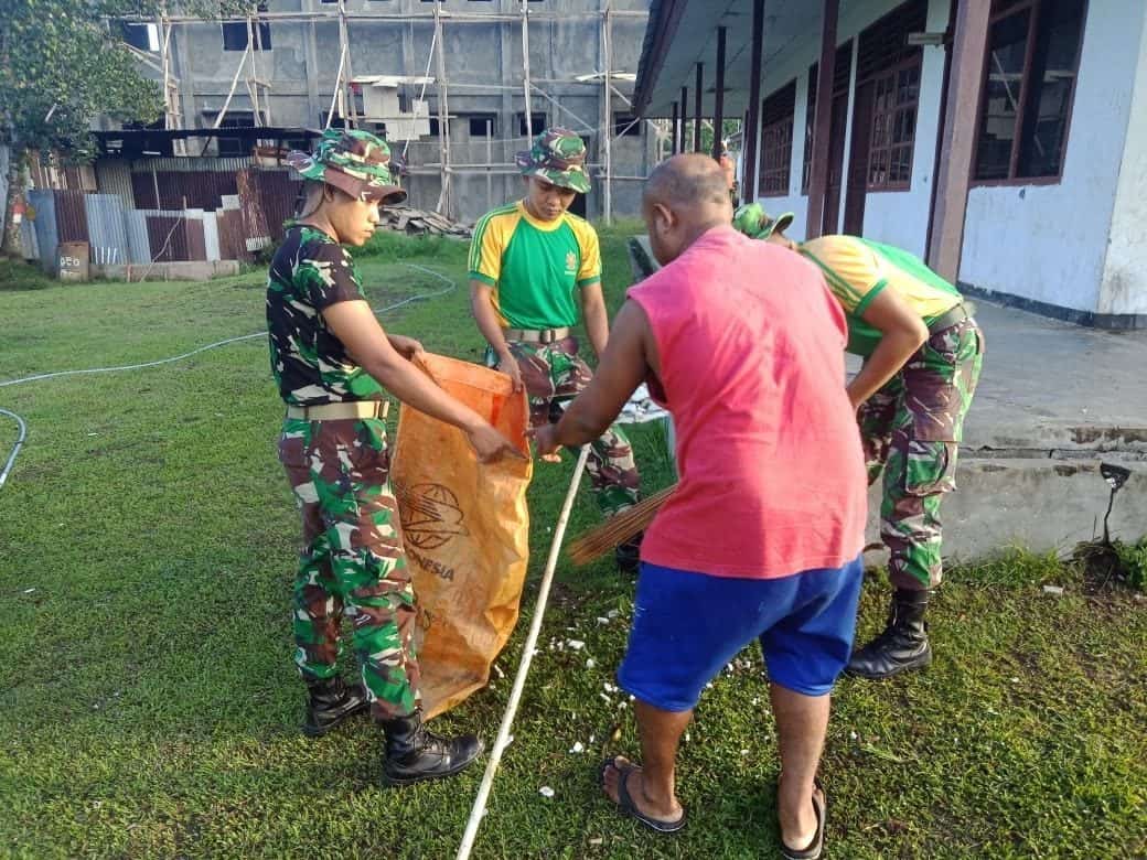 Bantu Pelayanan Kesehatan Warga Papua, Satgas Yonif 754 Bersihkan Puskesmas