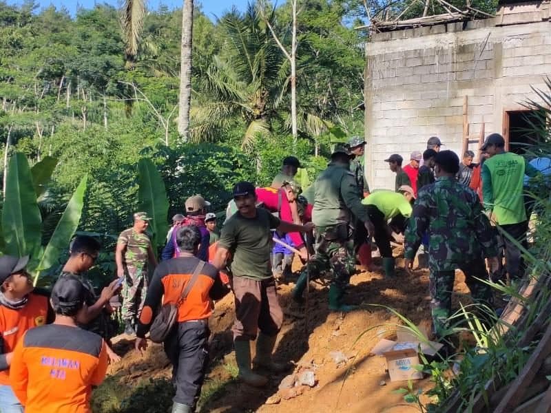 Tertimpa Longsor, Koramil 0802-14/Sawoo Bersihkan Rumah Kakek Paimin