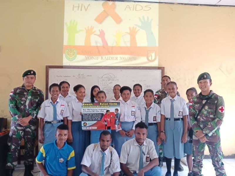 Penyuluhan Satgas Yonif R 300, Kenalkan Bahaya HIV/AIDS bagi Remaja Papua