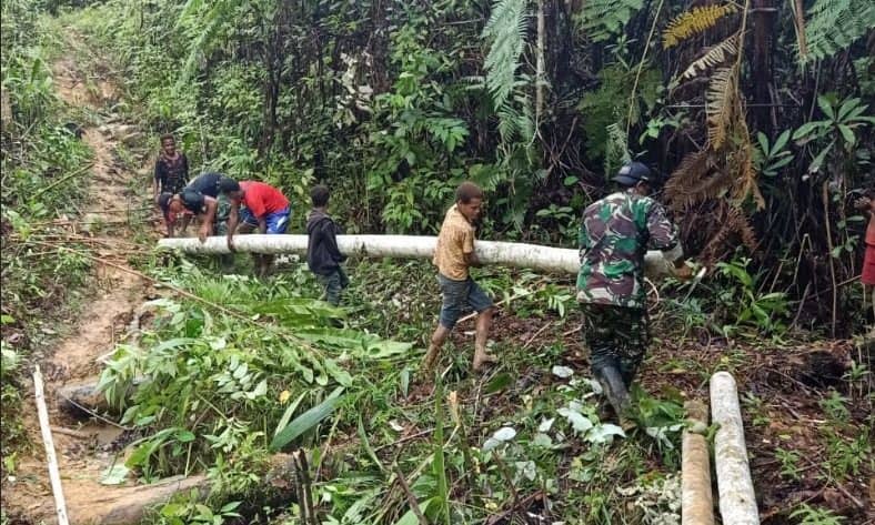 Jembatan Kayu Satgas Yonif 509, Tingkatkan Ekonomi dan Silaturahmi Warga Papua